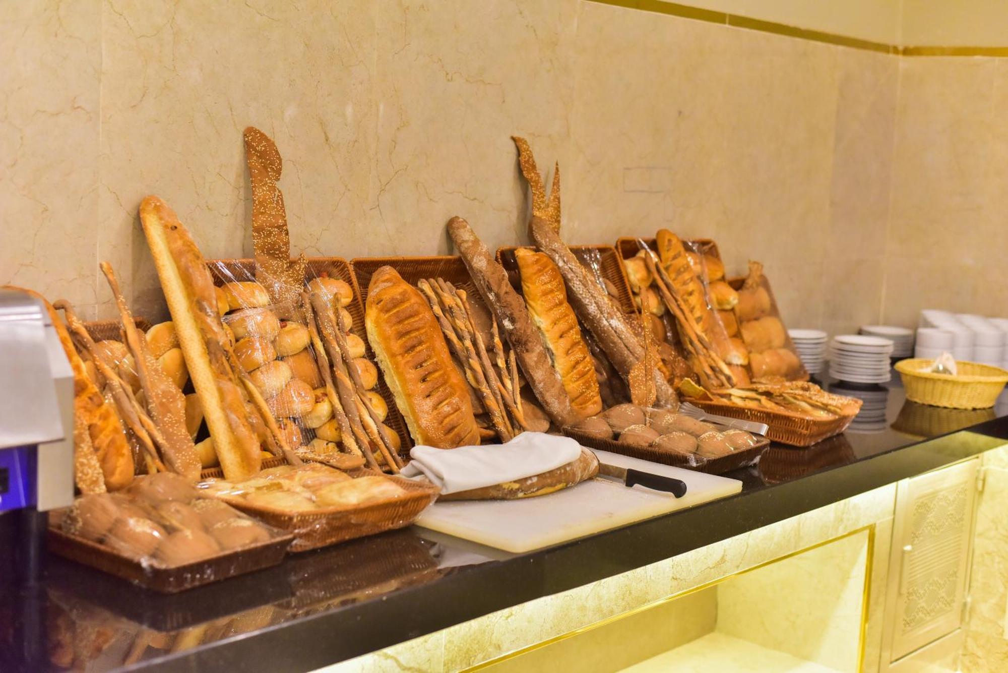 The Grand Hotel Sharm El Sheikh ภายนอก รูปภาพ Bread at a buffet