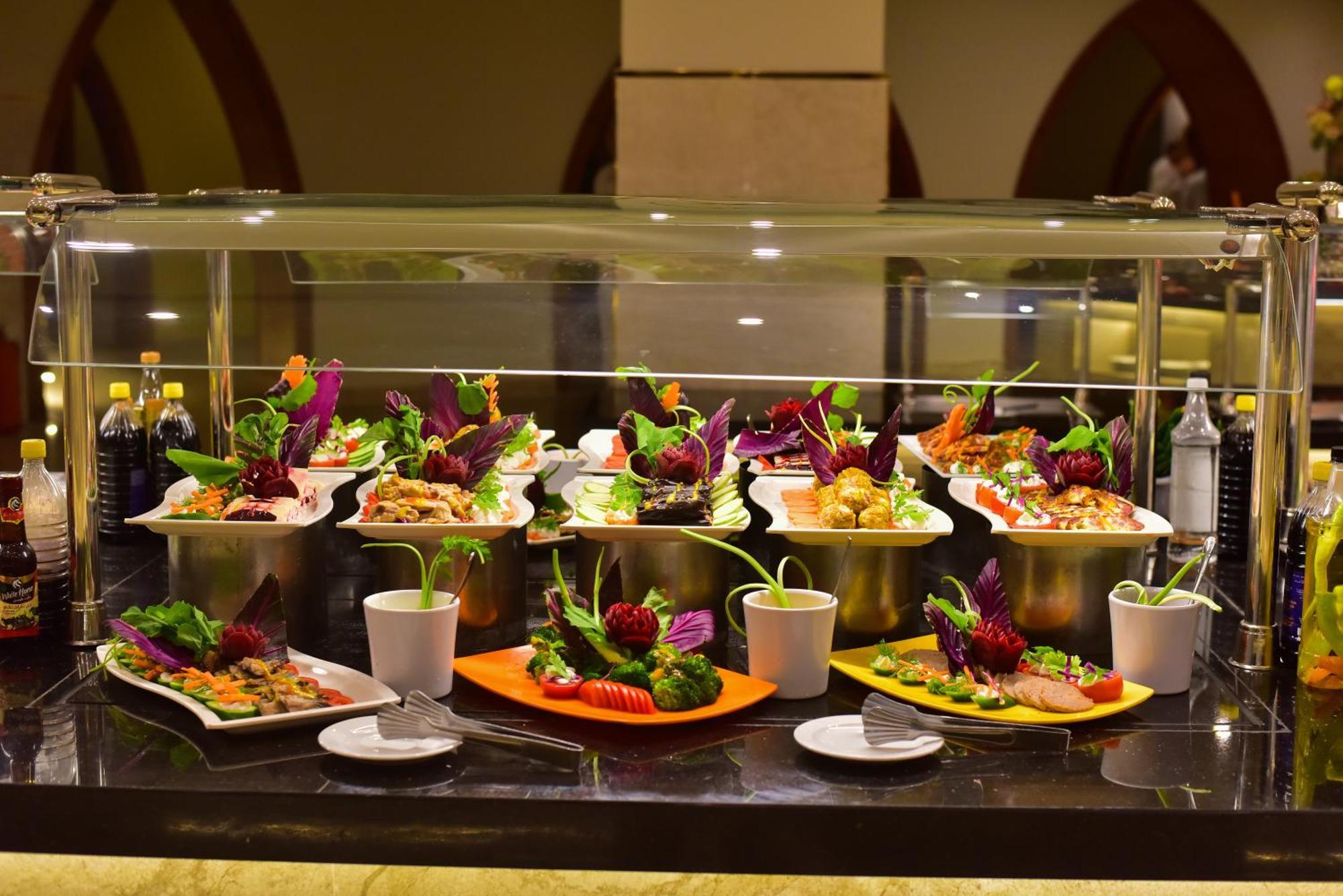 The Grand Hotel Sharm El Sheikh ภายนอก รูปภาพ A salad bar