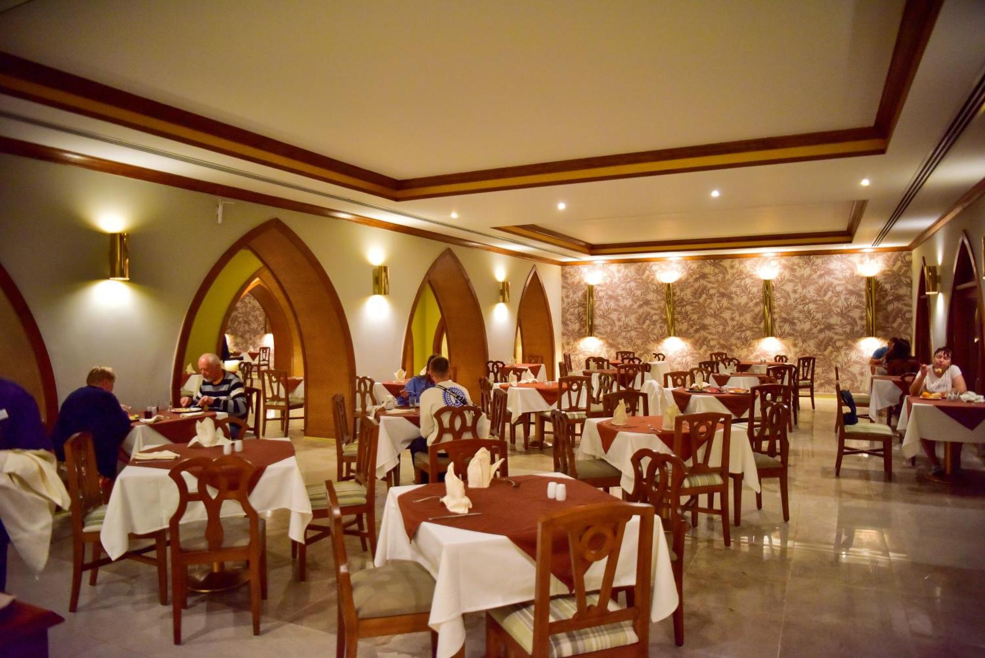 The Grand Hotel Sharm El Sheikh ภายนอก รูปภาพ The restaurant at the hotel