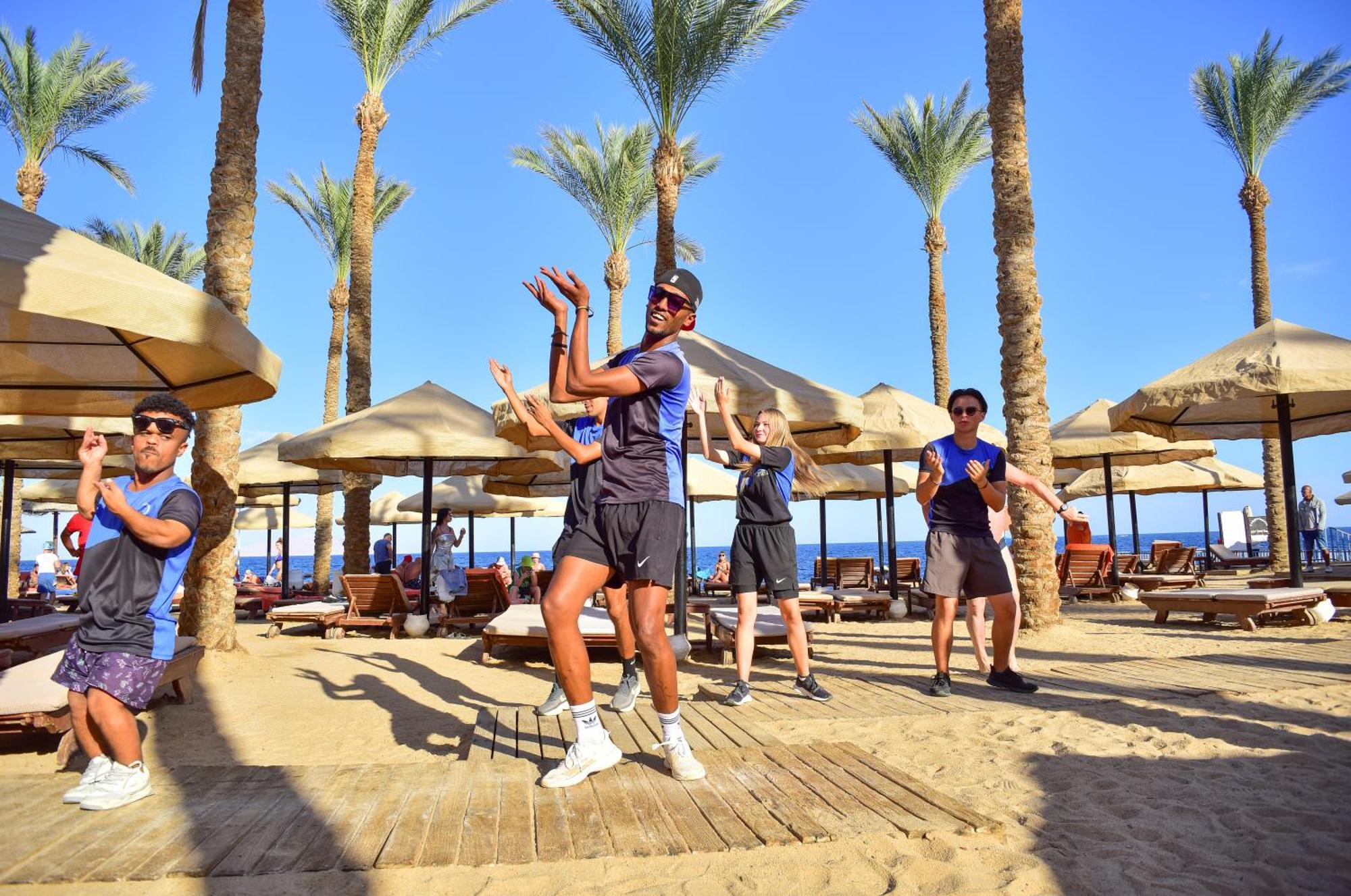 The Grand Hotel Sharm El Sheikh ภายนอก รูปภาพ Animation team at a resort in Egypt